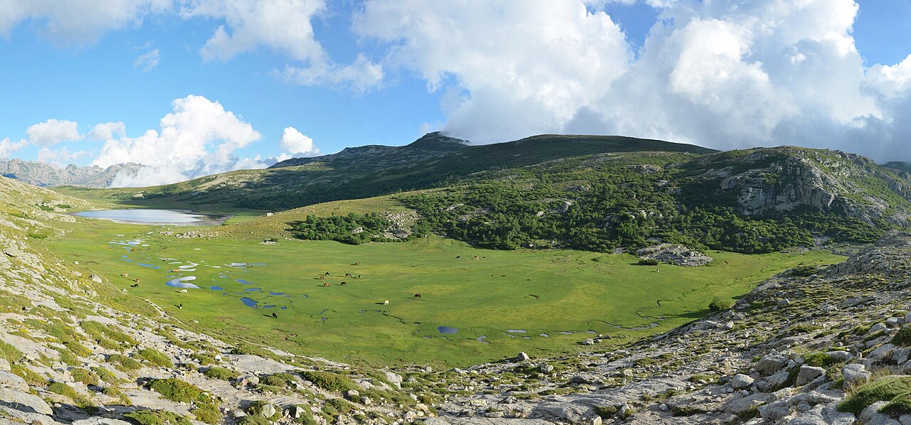 Het bergmeer Lac de Nino