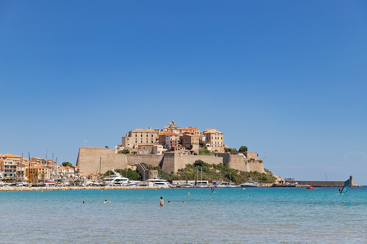 Calvi citadel boven de baai